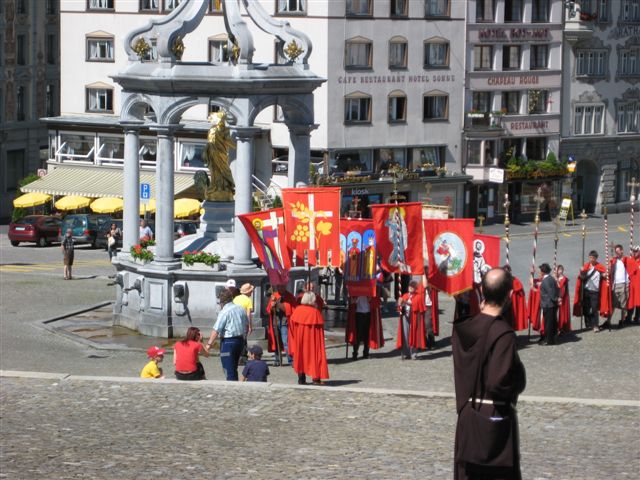 Auch Mitdabei: Die Kreuz- und Fahnenträger aus jeder Pfarrei des Kantons Glarus